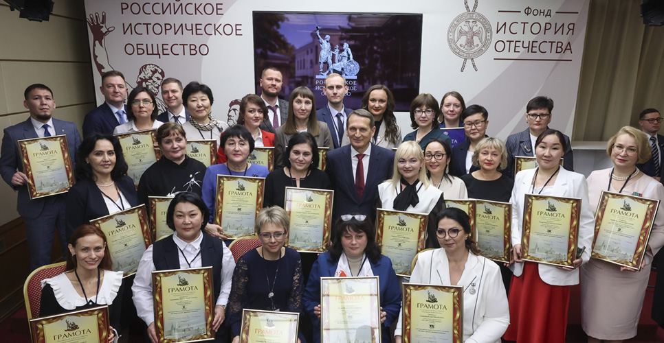 Sergey Naryshkin honours history teacher from Dagestan