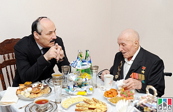 Daghestani Head visits Soviet Union Hero Yakov Suleimanov