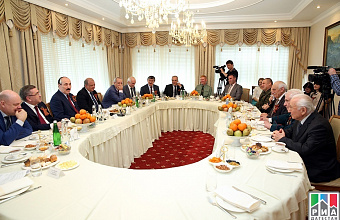 Anticipating Victory Day, Daghestani Head Ramazan Abdulatipov holds ceremonial reception