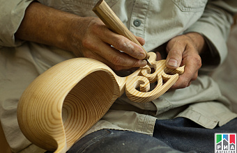 Resident of Dagestan sells wooden utensils in America and Europe  