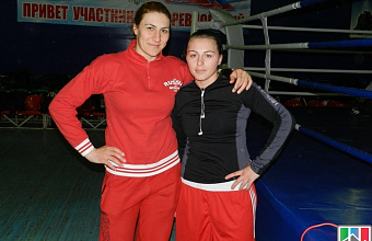 Zemfira Magomedalieva and Saadat Abdulaeva repare for European Boxing Championship 