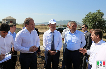 Lev Kuznetsov gets familiarized with preparations for the 2000 anniversary of Derbent 