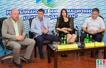 Participants of round table on practical aspects of monitoring and working with public opinion give a press conference