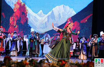 Azerbaijani dancers perform in Dagestan