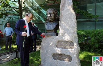 Ramazan Abdulatipov lays flowers at bust of Daghestani poet Rasul Gamzatov in St. Petersburg
