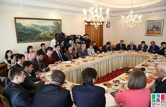 Vladimir Vasiliev meets with chief editors of republican media