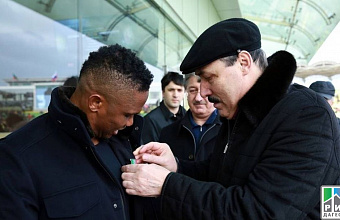 Ramazan Abdulatipov grants Daghestan highest award to Samuel Eto'O 