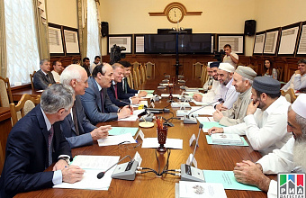 Ramazan Abdulatipov meets with Muslim religious associations 