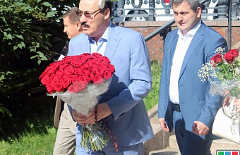 Daghestani Head lays flowers at bust of the poet Rasul Gamzatov in Moscow